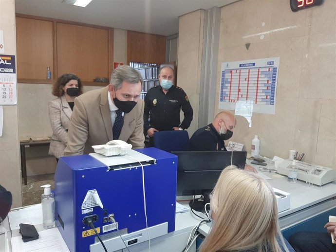 El delegado del Gobierno en Galicia, José Miñones, visita una de las comisarías que tramita protecciones temporales a refugiadas y refugiados ucranianos