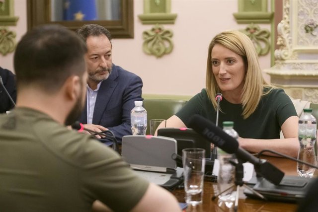 Roberta Metsola, presidenta de la Eurocámara, reunida con Volodimir Zelenski