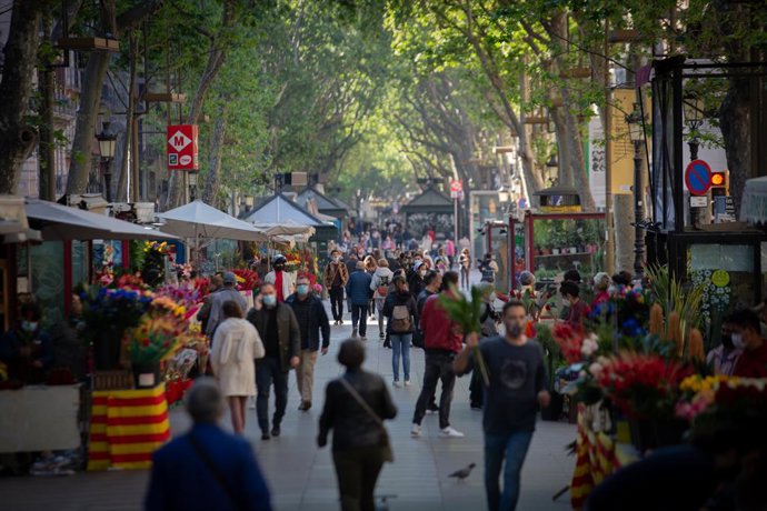 Archivo - Diada de Sant Jordi a la Rambla