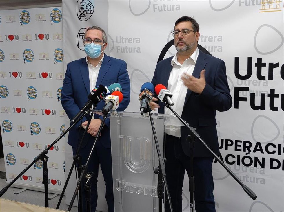 Los alcaldes de Los Palacios y Utrera atienden a los medios tras una reunión sobre el desdoble de la A-362.