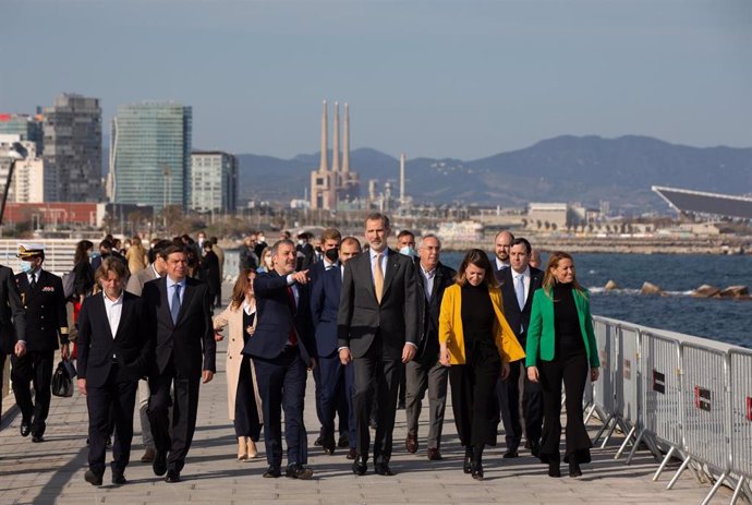 El Rey Felipe VI visita el Puerto Olímpico de Barcelona junto al ministro de Agricultura, Pesca y Alimentación, Luis Planas; la delegada del Gobierno en Catalunya, Maria Eugnia Gay y los tenientes de alcalde Jaume Collboni y Janet Sanz, entre otros.