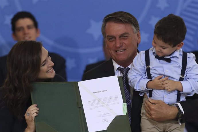 El presidente brasileño, Jair Bolsonaro y la nueva mistra de la Mujer, Cristiane Rodrigues Britto.