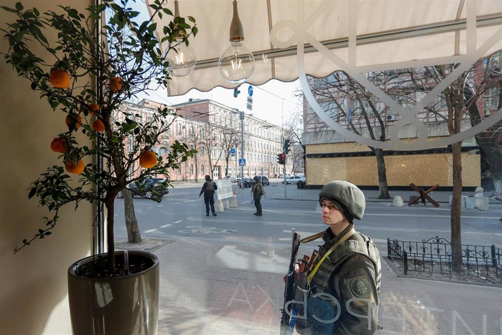 Un militar ucraniano en una calle de Kiev, Ucrania