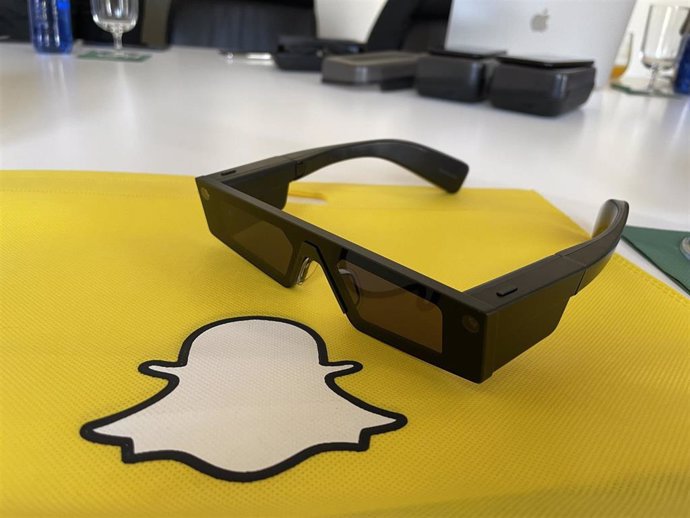 Las Spectacles 4 sobre el logo de Snapchat.