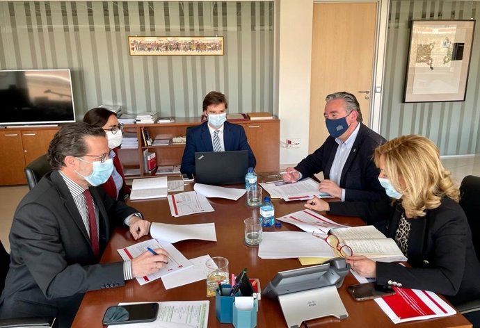 Mallada (PP) se reúne con el consejero madrileño de Hacienda para conocer sus políticas.