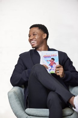Ansu Fati sosté el primer volum de la seva srie de llibres infantils illustrats.