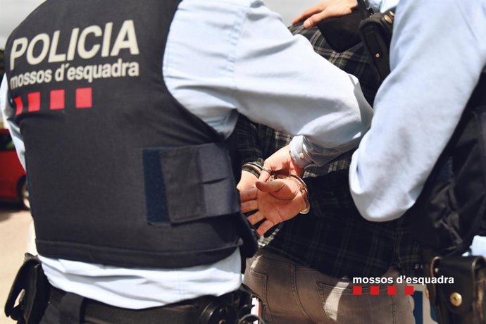 Archivo - Imatge d'una detenció dels Mossos d'Esquadra