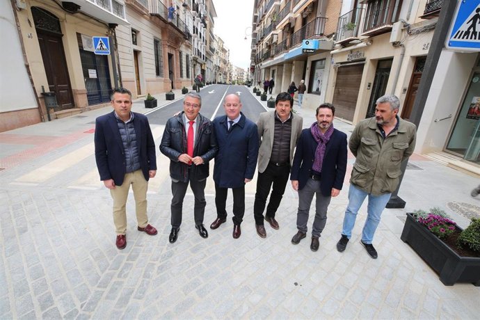 L presidente de la Diputación de Málaga, Francisco Salado, y el alcalde de Antequera, Manuel Barón, en la calle Infante Don Fernando