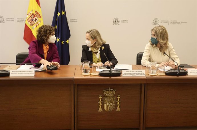 (I-D) La ministra de Hacienda y Función Pública, María Jesús Montero; la vicepresidenta primera del Gobierno y ministra de Asuntos Económicos y Transformación Digital, Nadia Calviño; y la ministra de Transportes, Movilidad y Agenda Urbana, Raquel Sánche