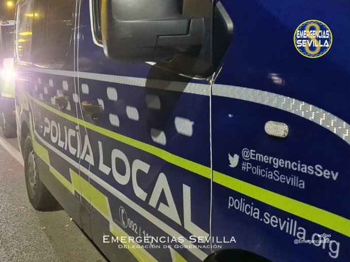Archivo - Imagen de recurso de un patrullero de la Policía Local de Sevilla.