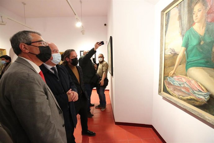 El presidente de la Diputación, Francisco Salado, y el alcalde de Antequera, Manuel Barón,en la nueva exposición 'Siglo XX, artistas malagueños en el patrimonio de la Diputación'.