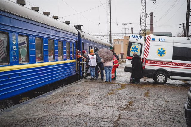 Llegada a Leópolis de un tren medicalizado con heridos evacuados desde Zaporiyia