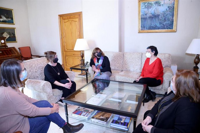 La presidenta del Govern, Francina Armengol, recibe en audiencia a la presidenta del Fondo Mallorquín de Cooperación, Maria Antnia Mulet, y a la gerente del Fondo, Catalina Socies.