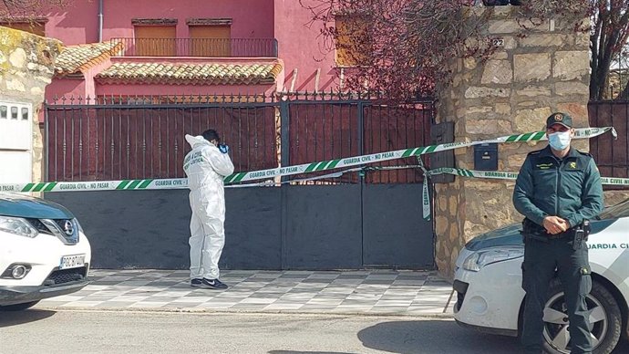 Agentes de la Guardia Civil en el lugar donde un hombre presuntamente ha matado a su expareja tras agredirla con arma blanca a su expareja en Nohales