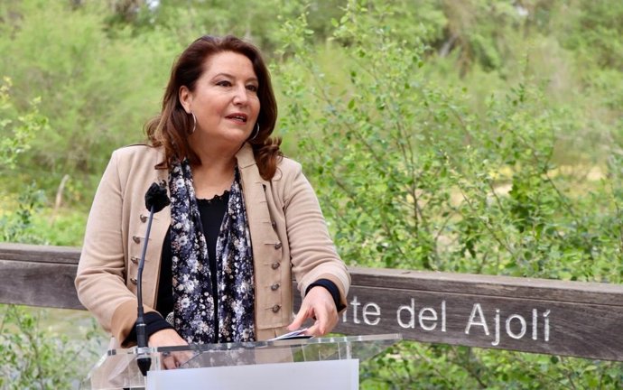 La consejera de Agricultura, Ganadería, Pesca y Desarrollo Sostenible, Carmen Crespo, en el puente de El Ajolí, en El Rocío (Huelva).