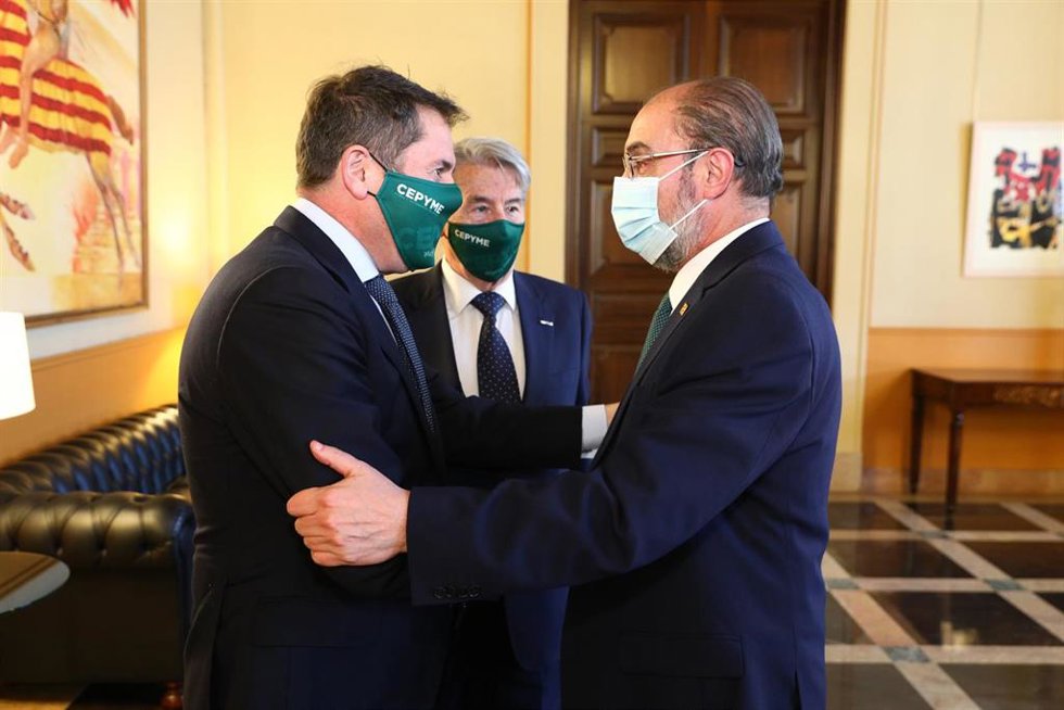 El presidente del Gobierno de Aragón, Javier Lambán, saluda al presidente de CEPYME, Gerardo Cueva, y el presidente de CEPYME Aragón, Aurelio López de Hita.