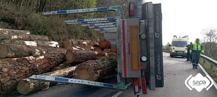 Camión volcado en Sariego.