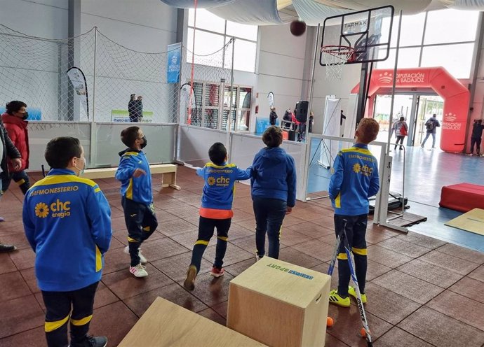 Jovenes de Monesterio juegan al baloncesto en la pista Urban Sport itinerante de la Diputación de Badajoz.