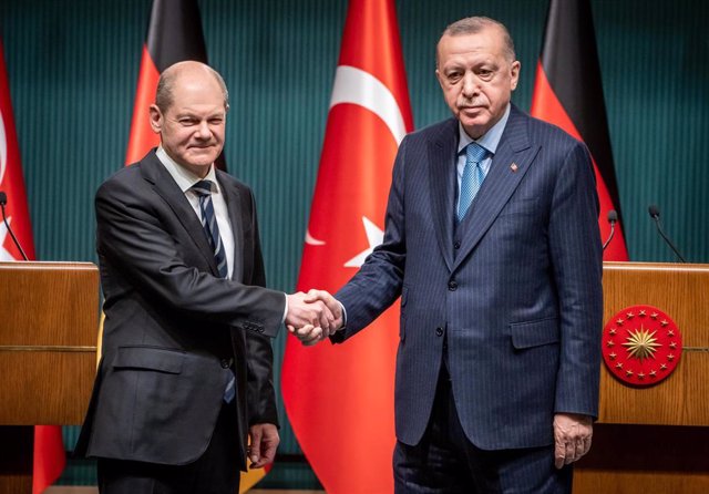 El canciller de Alemania, Olaf Scholz (a la izquierda de la imagen), y el presidente de Turquía, Recep Tayyip Erdogan. 