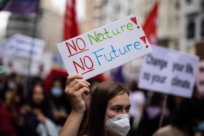 Archivo - Una mujer con un cartel en el que se lee: 'No nature, no future', participa una manifestación por la Huelga global por el clima, en la Plaza de Callao, a 24 de septiembre de 2021, en Madrid (España). 