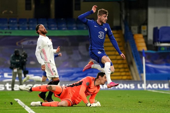 Archivo - 05 May 2021, United Kingdom, London: Chelsea's Timo Werner (R) and Real Madrid goalkeeper Thibaut Courtois battle for the ball during the UEFA Champions League Semi-Final second leg soccer match between Chelsea FC and Real Madrid CF at Stamfor