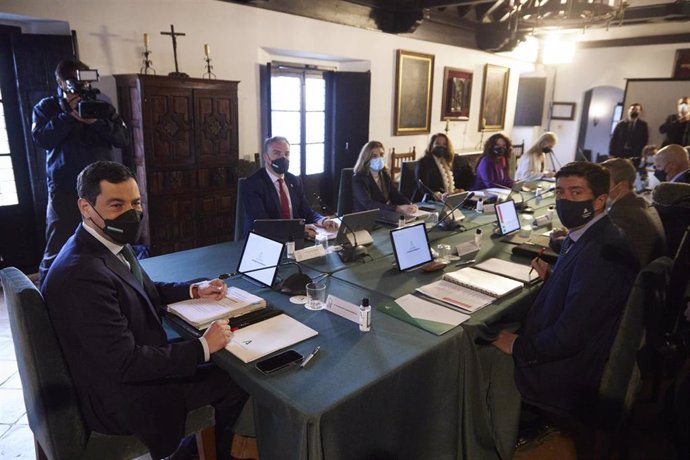 El presidente de la Junta, Juanma Moreno, preside en una imagen de archivo el Consejo de Gobierno