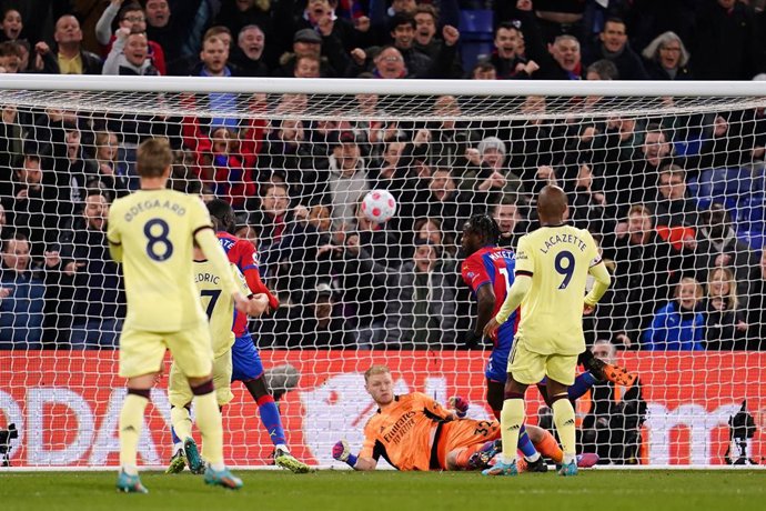 04 April 2022, United Kingdom, London: Crystal Palace's Jean-Philippe Mateta (2nd R) scores his side's first goal during the English Premier League soccer match between Crystal Palace and Arsenal at Selhurst Park. Photo: John Walton/PA Wire/dpa