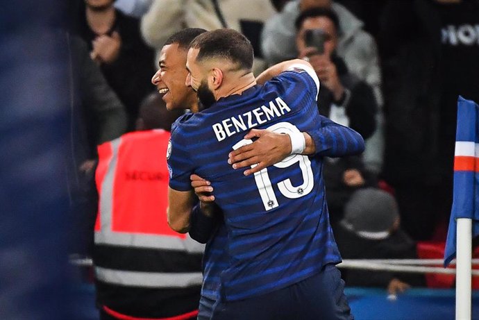 Archivo - Benzema y Mbappé se abrazan tras un gol de la selección francesa