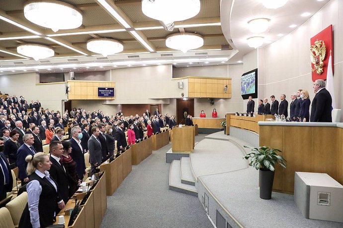 Archivo - HANDOUT - 04 March 2022, Russia, Moscow: Russian lawmakers attend a session of the State Duma, the Lower House of Parliament. The Russian parliament has voted in favour of a legal amendment that will pave the way for heavy fines and up to 15 y