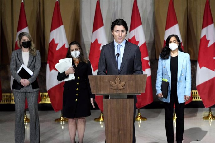 Archivo - 22 February 2022, Canada, Ottawa: Canadian Prime Minister Justin Trudeau  (C)speaks during a press conference with (L-R) Minister of Foreign Affairs Melanie Joly, Deputy Prime Minister and Minister of Finance Chrystia Freeland, and Minister o