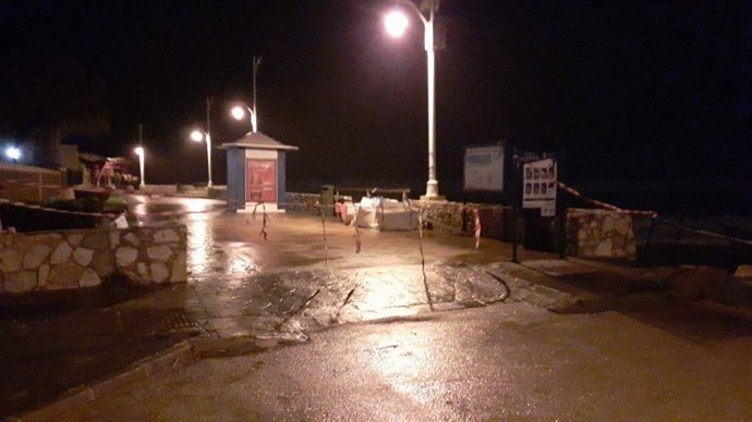 Paseo marítimo en Málaga cortado ante el fuerte oleaje previsto y que ya ha afectado a las playas de la capital y de la provincia