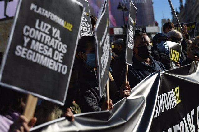 Archivo - Varias personas, con pancartas que rezan 'Luz Ya', se manifiestan para exigir contratos de luz para La Cañada Real.