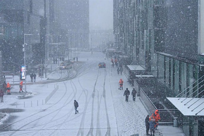 02 April 2022, Russia, Moscow: People walk on a snow-covered street during heavy snowfall caused by Cyclone Katrina in Moscow. Photo: Alexander Sayganov/SOPA Images via ZUMA Press Wire/dpa