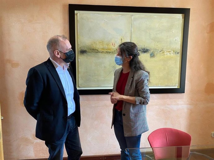 Archivo - El rector de la UIB, Jaume Carot, y la diputada de Unidas Podemos Gloria Santiago