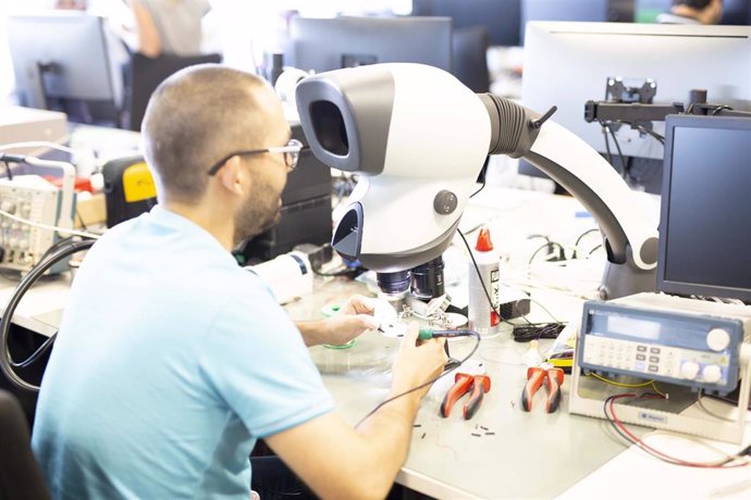 Archivo - Un técnico trabaja en un laboratorio