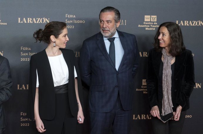 La presidenta de la Comunidad de Madrid, Isabel Díaz Ayuso (1i), y el consejero de Presidencia, Justicia e Interior de la Comunidad de Madrid, Enrique López (c).