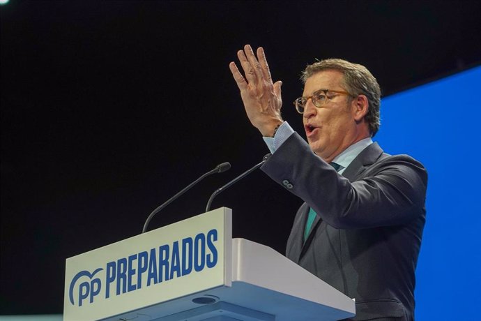 El presidente del partido del PP,  Alberto Núñez Feijóo, durante su intervención en el segundo y último día del congreso del PP en Sevilla. A 2 de abril de 2022, en Sevilla (Andalucía, España).