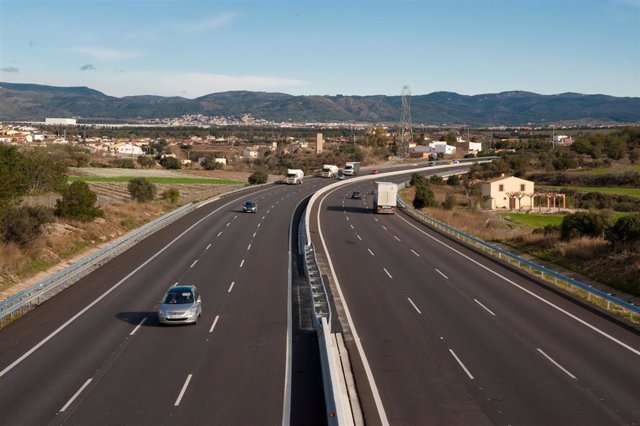 Archivo - Una de la autopistas de Abertis en España