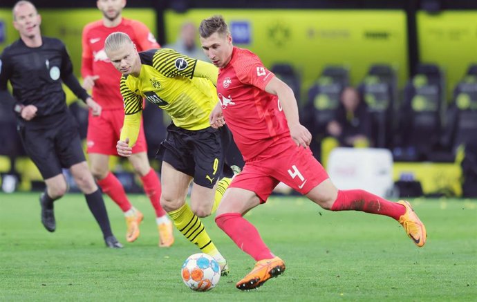 Erling Haaland y Willi Orban en el Borussia Dortmund-Leipzig