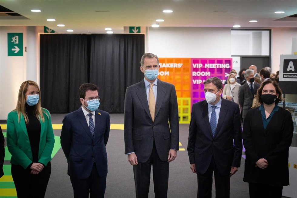 (I-D) La delegada del Gobierno en Cataluña, María Eugenia Gay; el presidente de la Generalitat, Pere Aragons; el Rey Felipe VI; el ministro de Agricultura, Pesca y Alimentación, Luis Planas y la alcaldesa de Barcelona, Ada Colau.