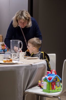 Un niño refugiado ucraniano en un comedor , a 30 de marzo de 2022, en Madrid (España). 