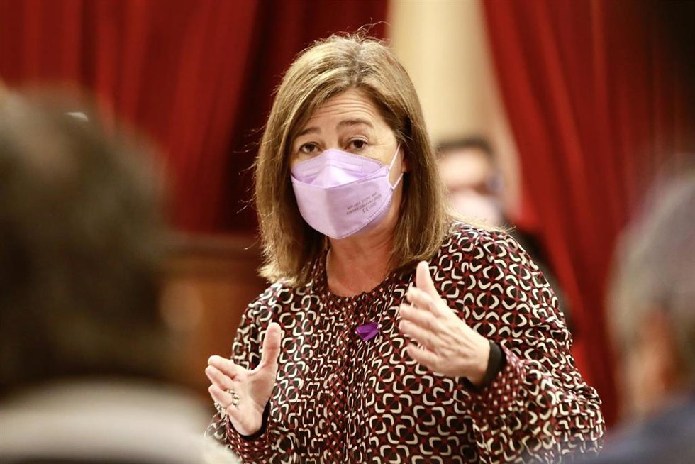 La presidenta del Govern, Francina Armengol, durante el pleno del Parlament.