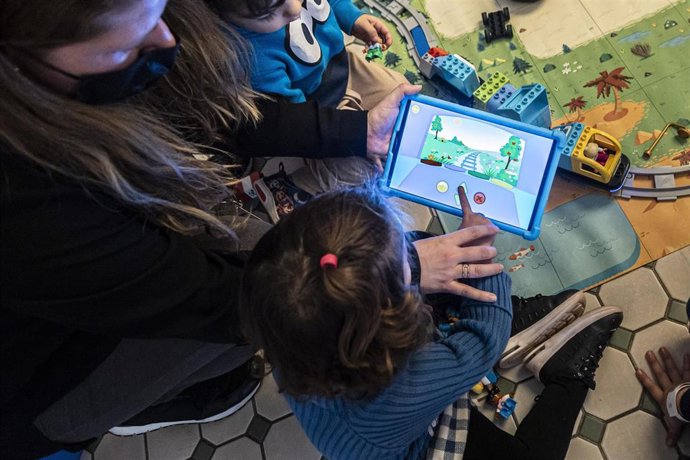 Una niño con una tableta electrónica