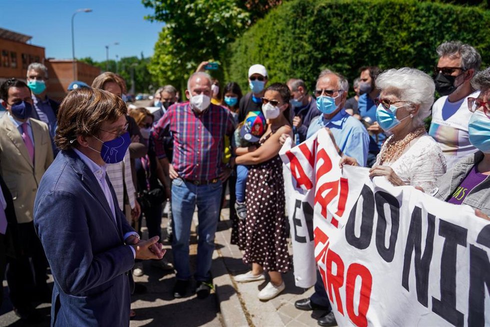Archivo - El alcalde de Madrid, José Luis Martínez-Almeida, conversa con los vecinos y asociaciones del CEIP Miguel de Unamuno, que protestan por la instalación de 4 chimeneas de unas cocinas industriales frente al patio del colegio, en Madrid (España). 