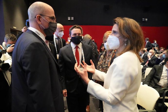 El presidente de WindEurope, Sven Utermhlen,  habla con la vicepresidenta y ministra Teresa Ribera antes del inicio del congreso WindEurope