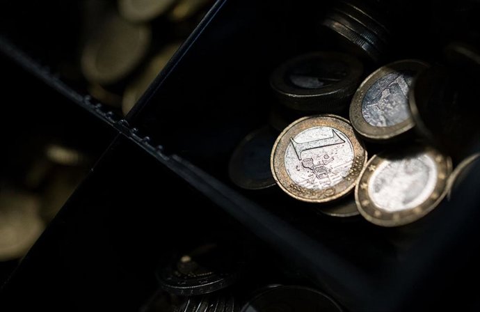 30 March 2022, Baden-Wuerttemberg, Stuttgart: 1-Euro coins lie in the cash register of a retail store. The inflation rate in March was 6.3 percent compared to the same month last year, according to the State Statistics Office in Stuttgart. Photo: Marija