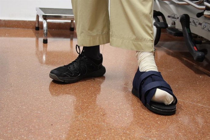 Pacient amb sabata ortopédico després de ser operat de galindons