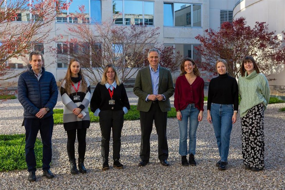 Profesores y alumnas del grupo de voluntariado de enseñanza de español a personas refugiadas. De izquierda a derecha, Carmen Nagore, Eduardo Negueruela, Irati Araiz, Álvaro Sánchez-Ostiz, Ana Pestano, Izaro Díaz, Kateryna Dudko.