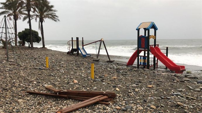 Daños en los equipamientos de ocio de la playa de Castell de Ferro