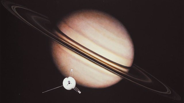 Ilustración de Pioneer 11 junto a Saturno